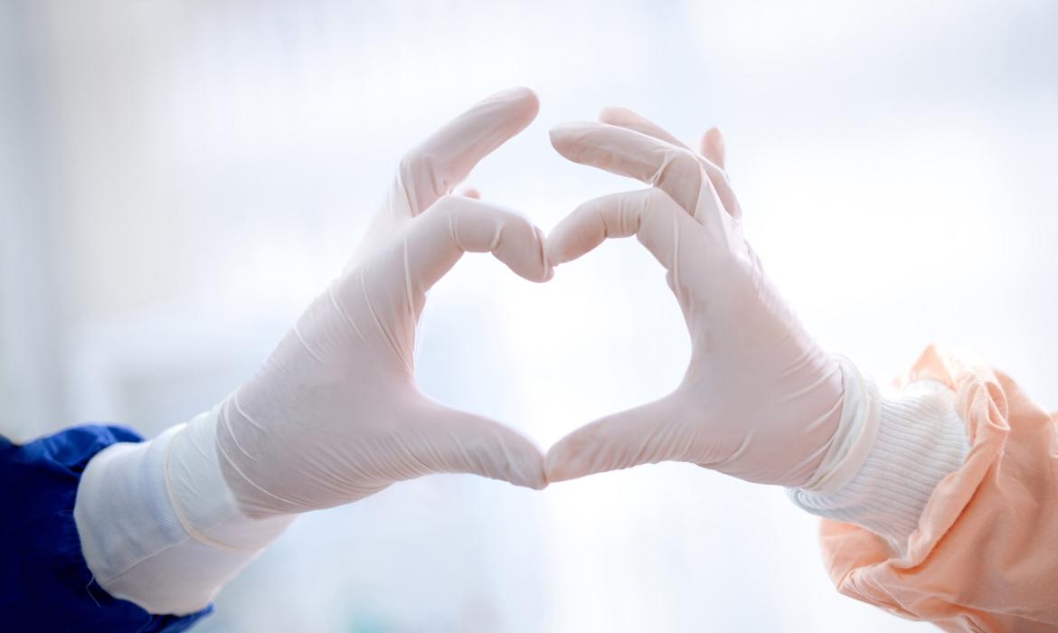 surgeons-make-heart-shape-main-d